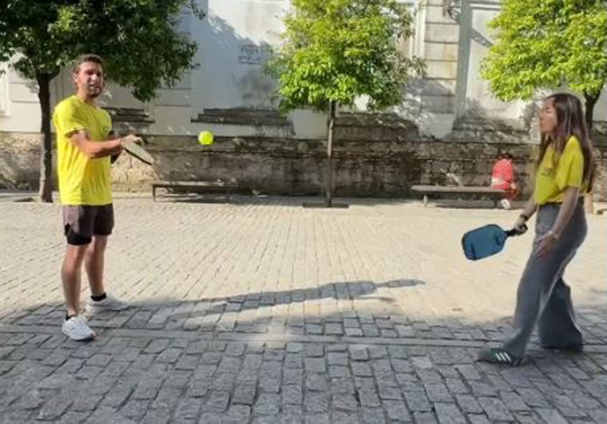 El pickeball se juega con palas y pelota pero en vez de en la playa, en una pista