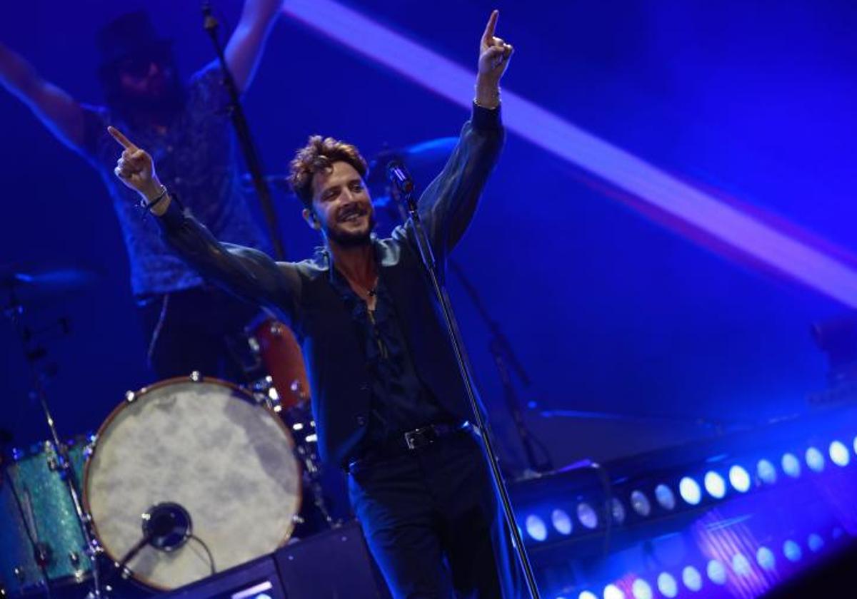 El cantante Manuel Carrasco en uno de sus conciertos en Sevilla