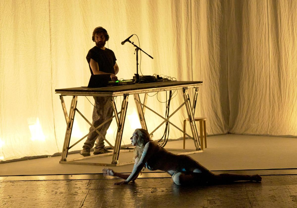 Bronquio y Rocío Márquez durante su espectáculo en el Teatro de la Maestranza.