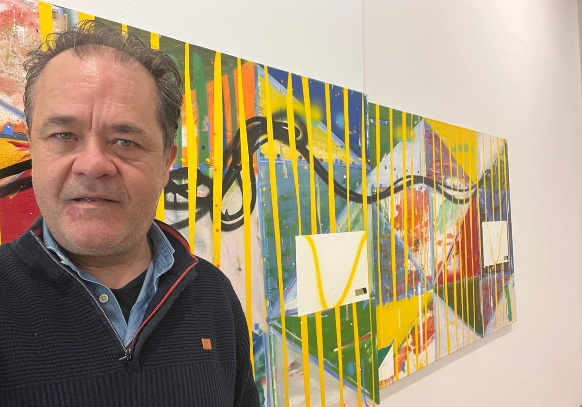 Paco Lara-Barranco ante las obras de su nueva exposición en la galería Birimbao