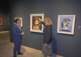 Moisés Roiz y Angela Lampe contemplan los cuadros de Picasso que forman parte de esta exposición de CaixaForum Sevilla