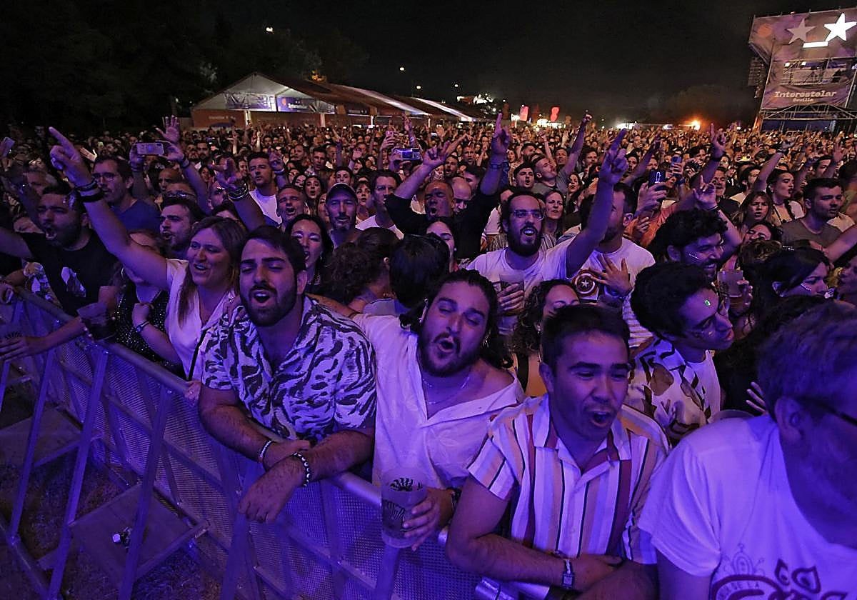 El público en primera fila del escenario principal del Interestelar Sevilla.