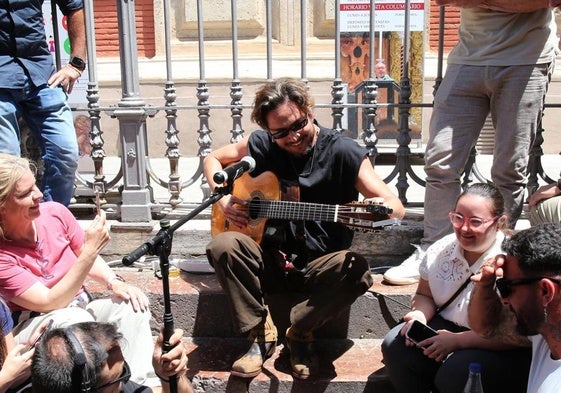 Manuel Carrasco en la Plaza del Salvador de Sevilla dando un concierto