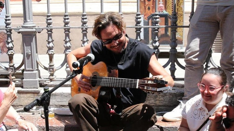Manuel Carrasco da un concierto sorpresa en la Plaza del Salvador de Sevilla