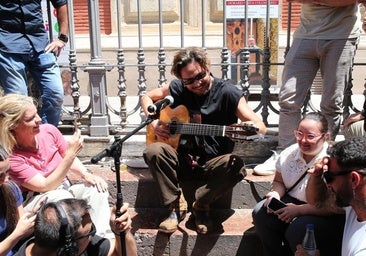 Manuel Carrasco da un concierto sorpresa en la Plaza del Salvador de Sevilla