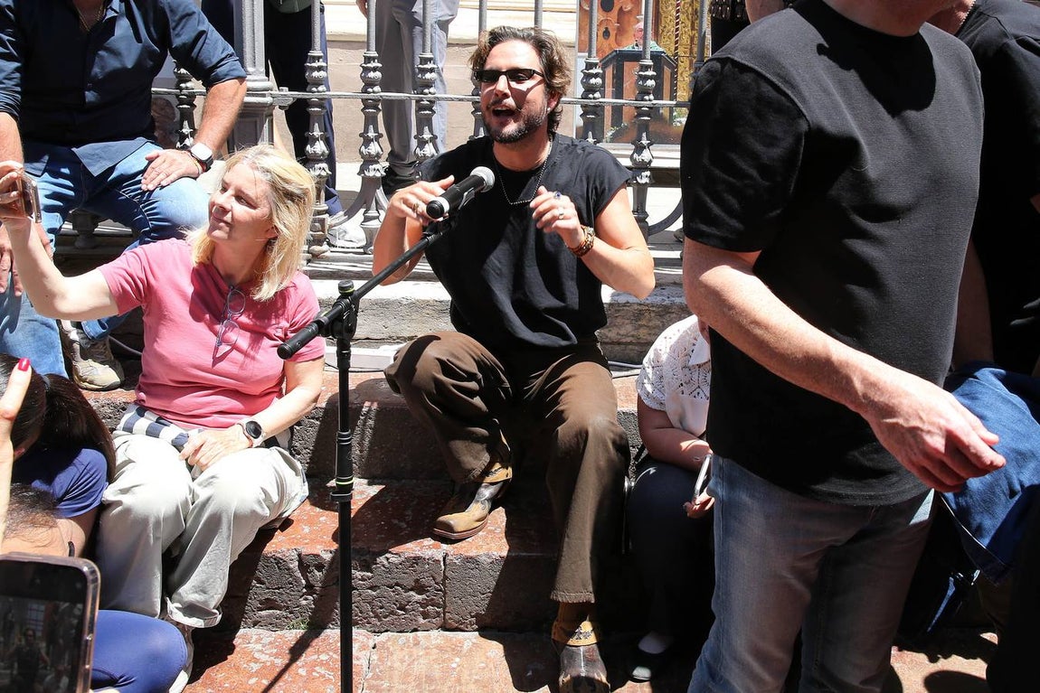 Manuel Carrasco, durante su concierto improvisado en la Plaza del Salvador de Sevilla