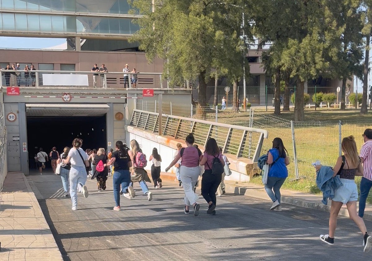 Fans entrando en el Estadio Cartuja para el concierto de Manuel Carrasco