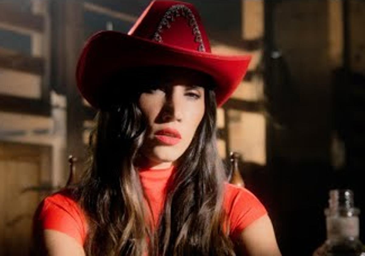 Frame del Videoclip de India Martínez 'Borrachita Perdía'