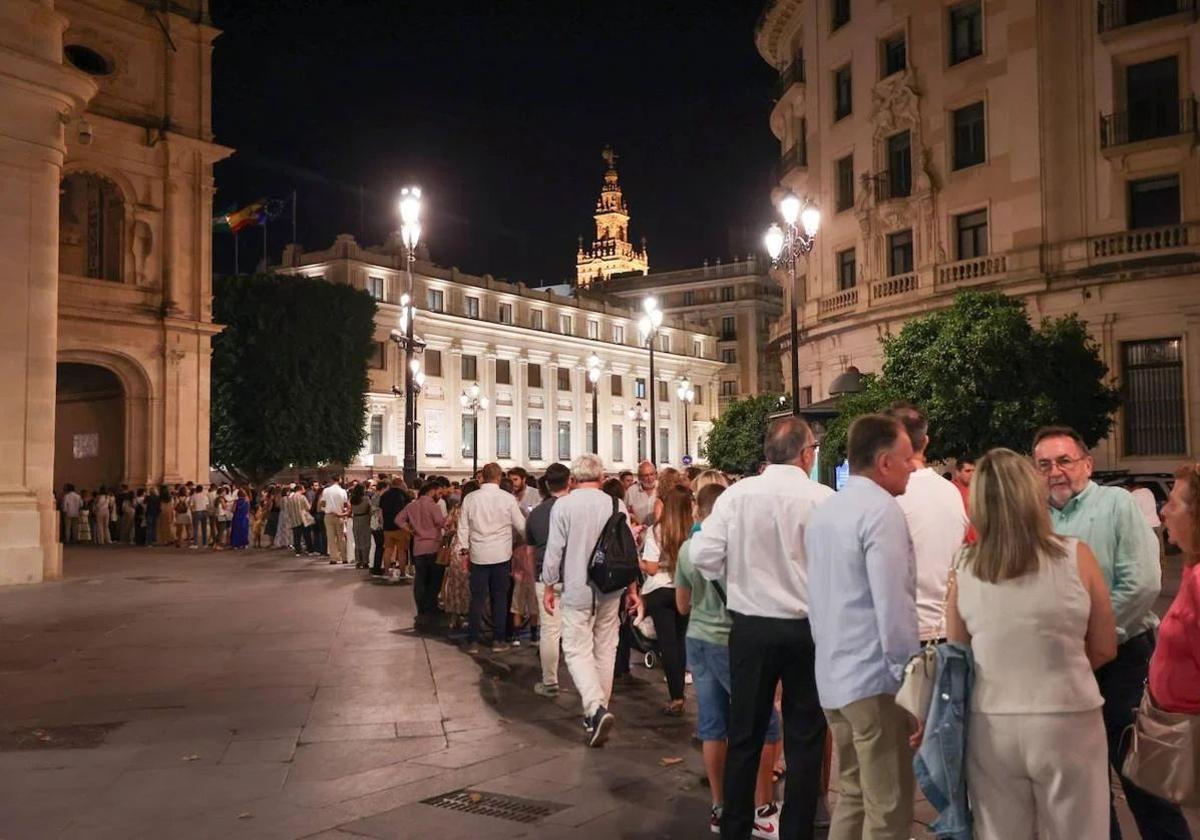 Colas en el centro de la ciudad en la Noche en Blanco 2024