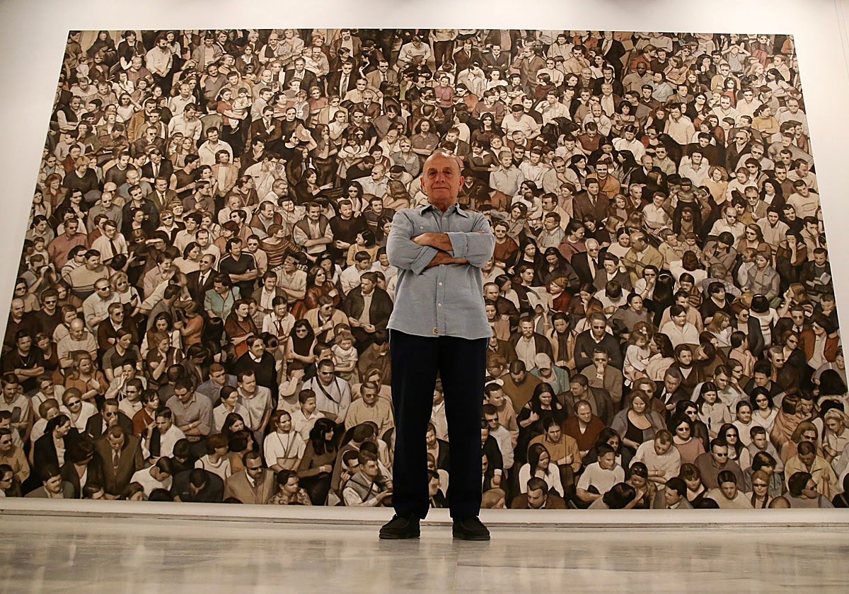 Curro González ante uno de los grandes cuadros de la exposición del Espacio Santa Clara