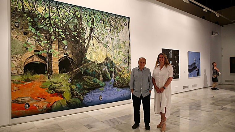 Curro González junto a la delegada de Cultura del Ayuntamiento de Sevilla, Angie Moreno, en una de las salas del Espacio Santa Clara.
