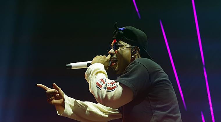 Myke Towers durante un concierto