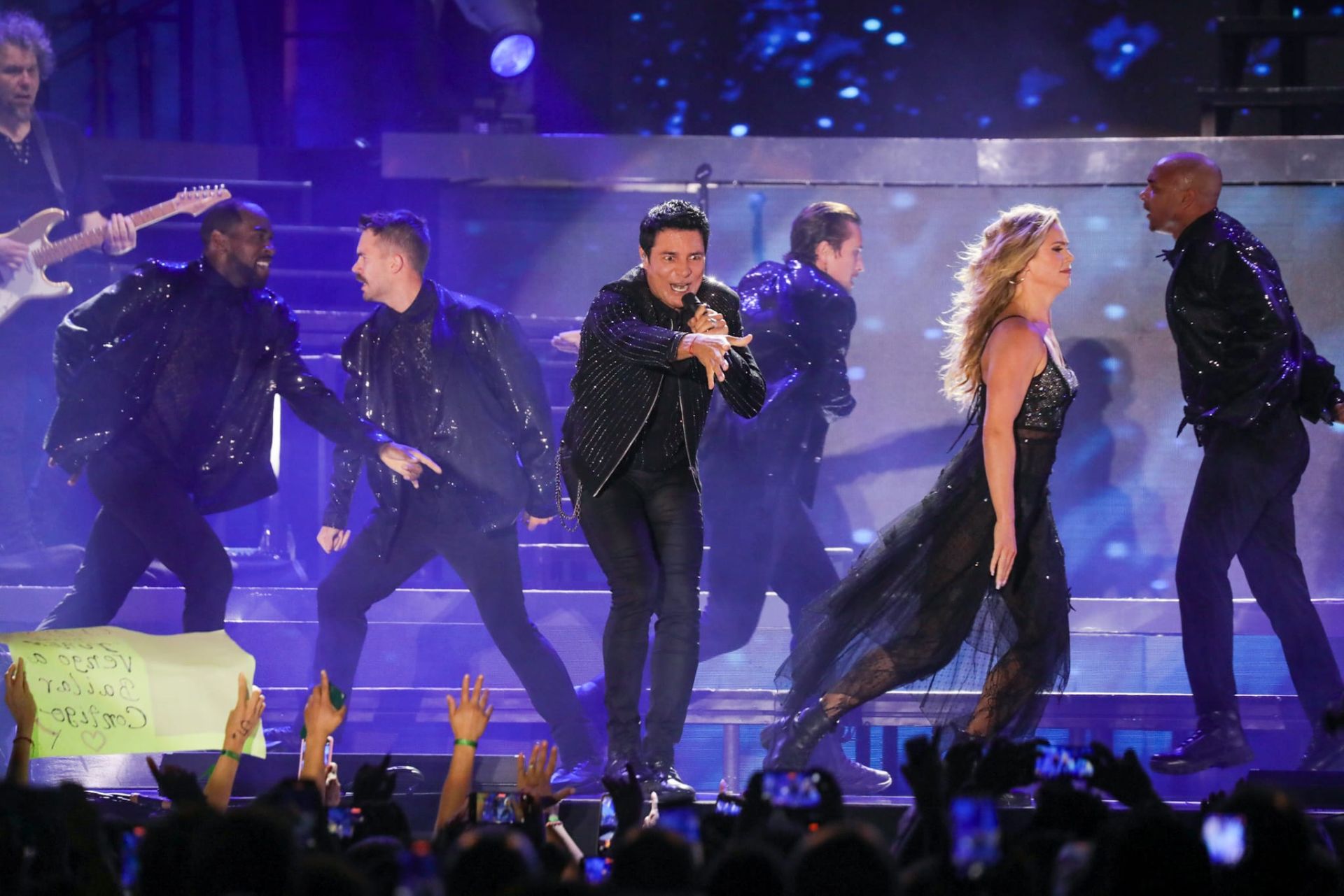 Chayanne, cantando y bailando y siendo coreado por toda la Plaza de España 
