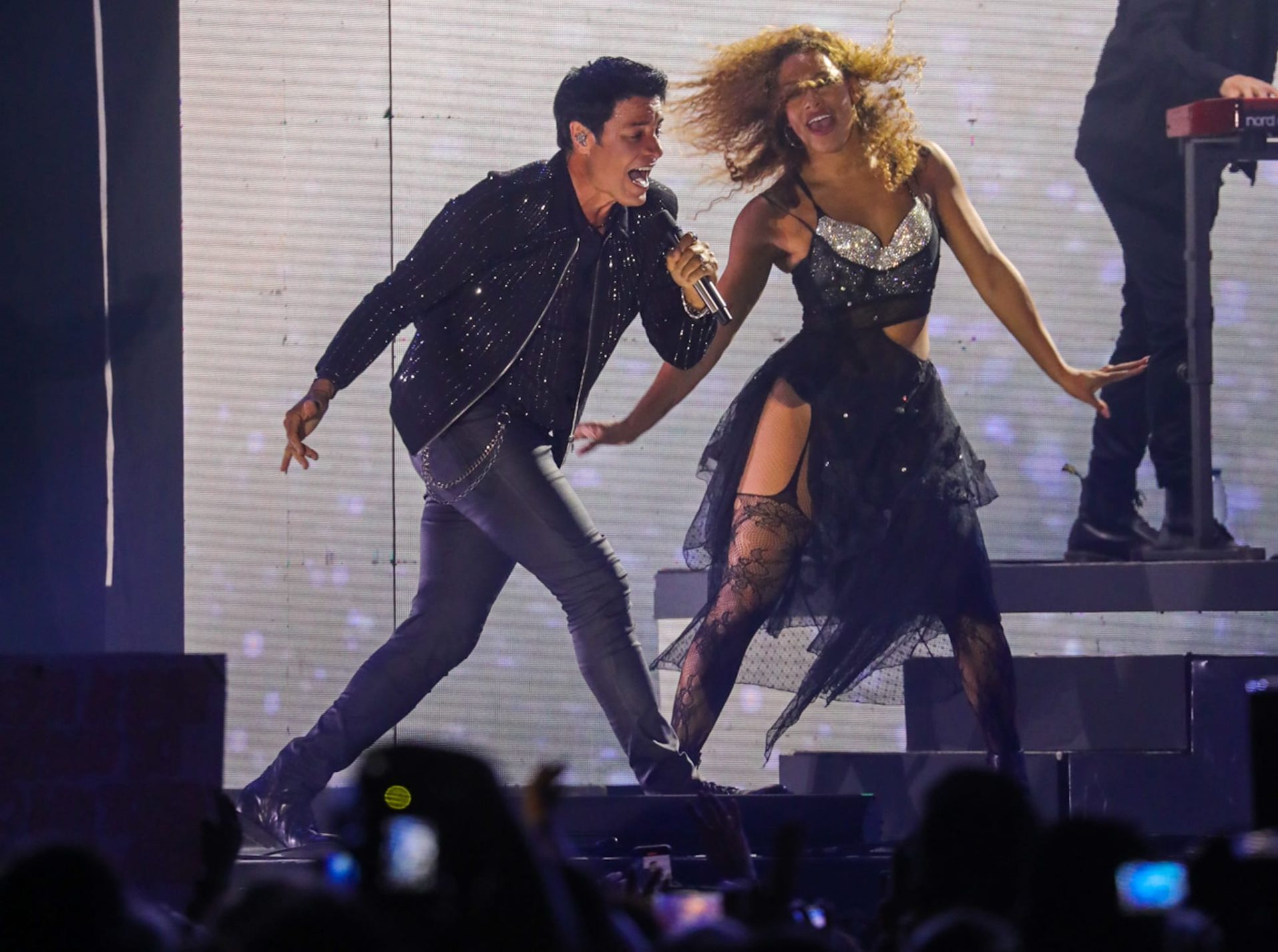 Chayanne, cantando y bailando y siendo coreado por toda la Plaza de España 