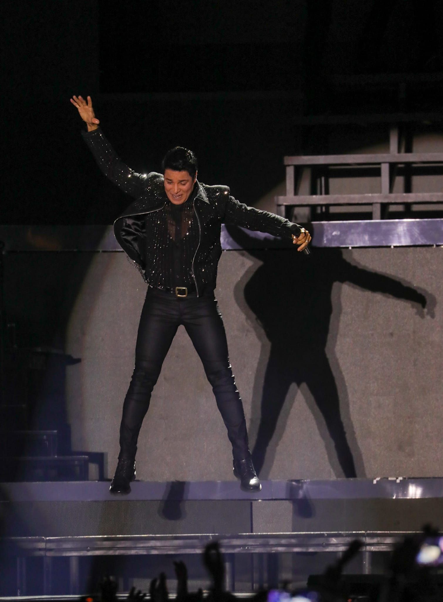 Chayanne, cantando y bailando y siendo coreado por toda la Plaza de España 