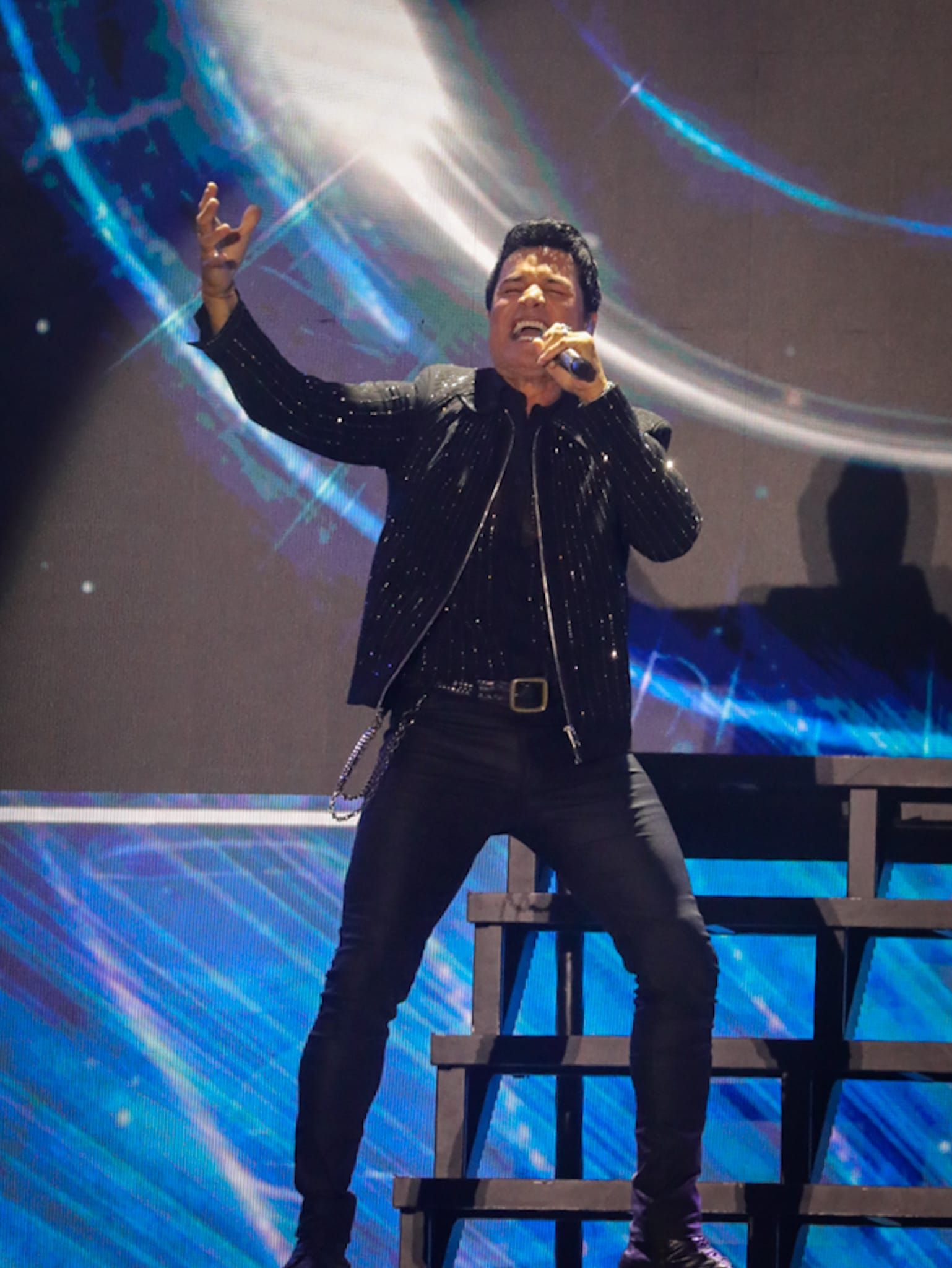 Chayanne, cantando y bailando y siendo coreado por toda la Plaza de España 