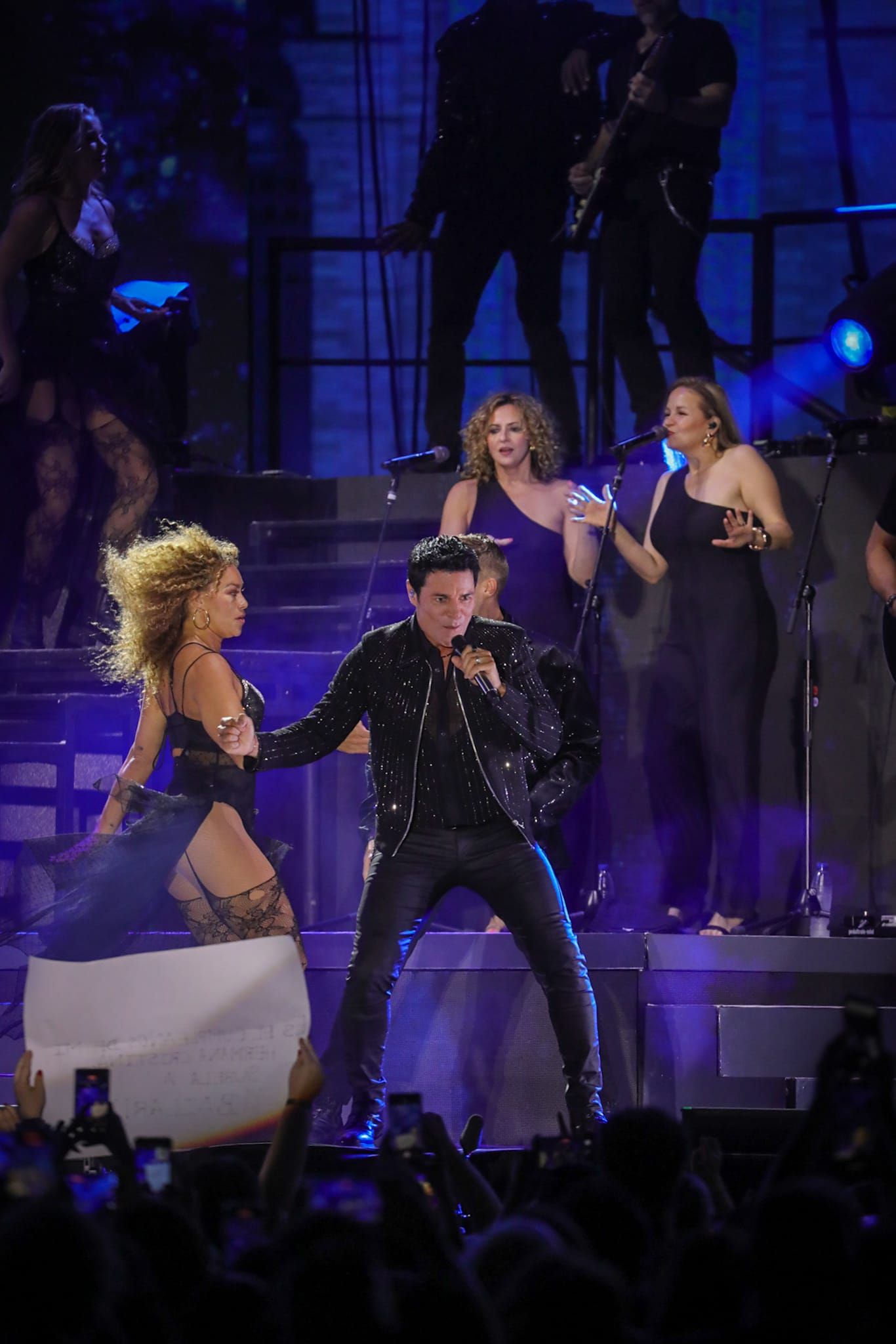 Chayanne, cantando y bailando y siendo coreado por toda la Plaza de España 