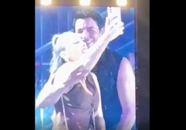 El regalo de Chayanne a una fan en Sevilla: «Todos tenéis pareja menos yo»