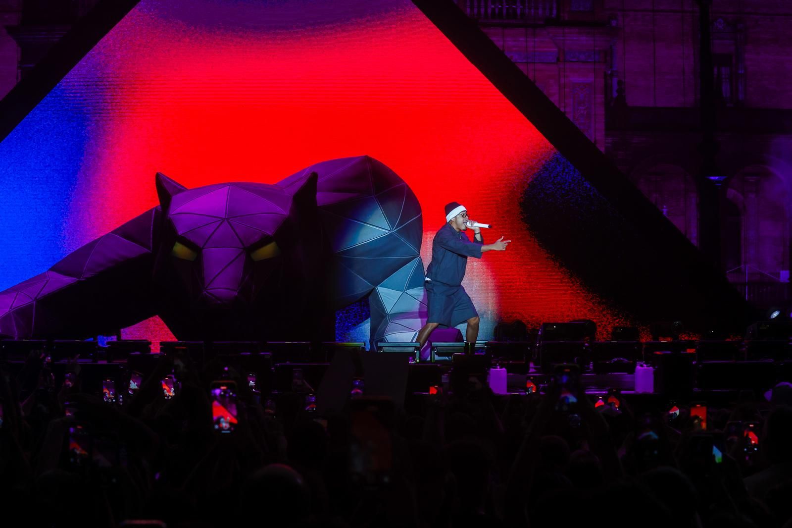En imágenes, la música urbana de Myke Towers en la Plaza de España de Sevilla