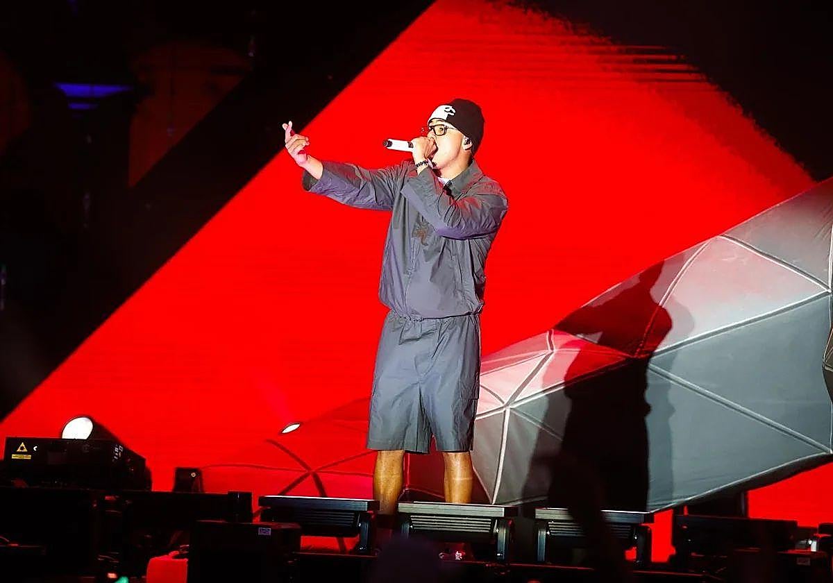 Myke Towers en su concierto en Icónica Santalucía Fest 2025