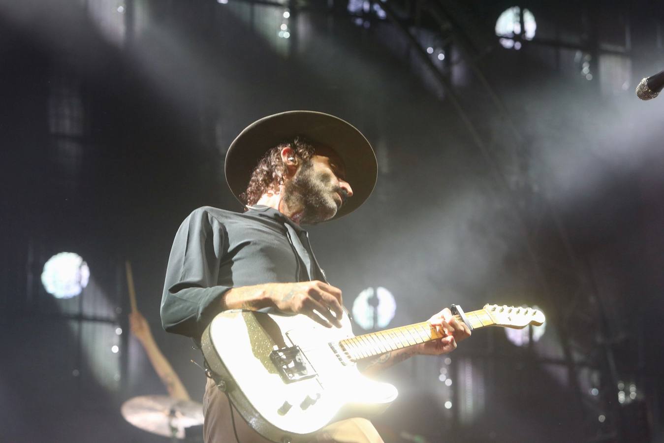 Un momento del concierto de Leiva este sábado en la plaza de España de Sevilla