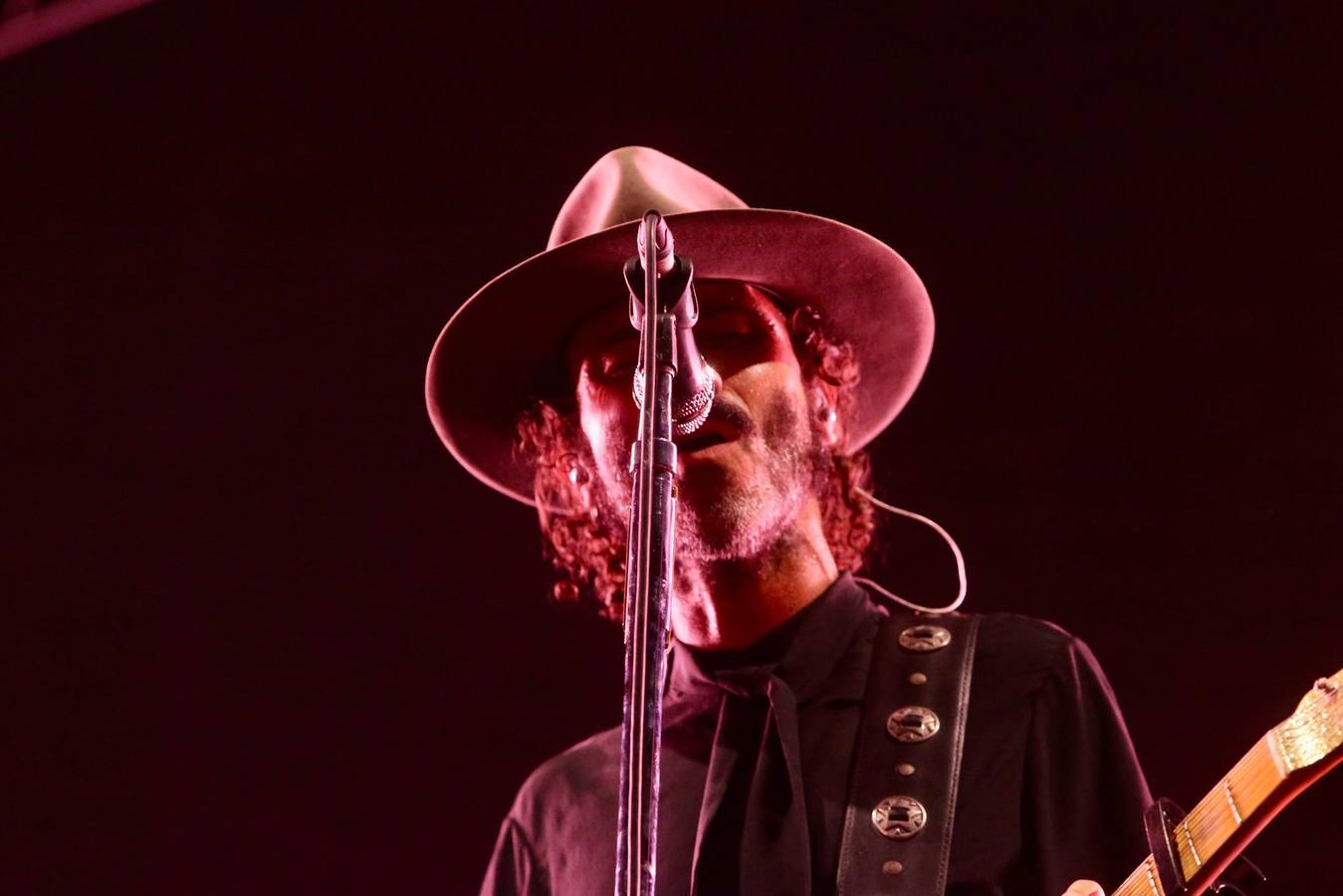 Un momento del concierto de Leiva este sábado en la plaza de España de Sevilla
