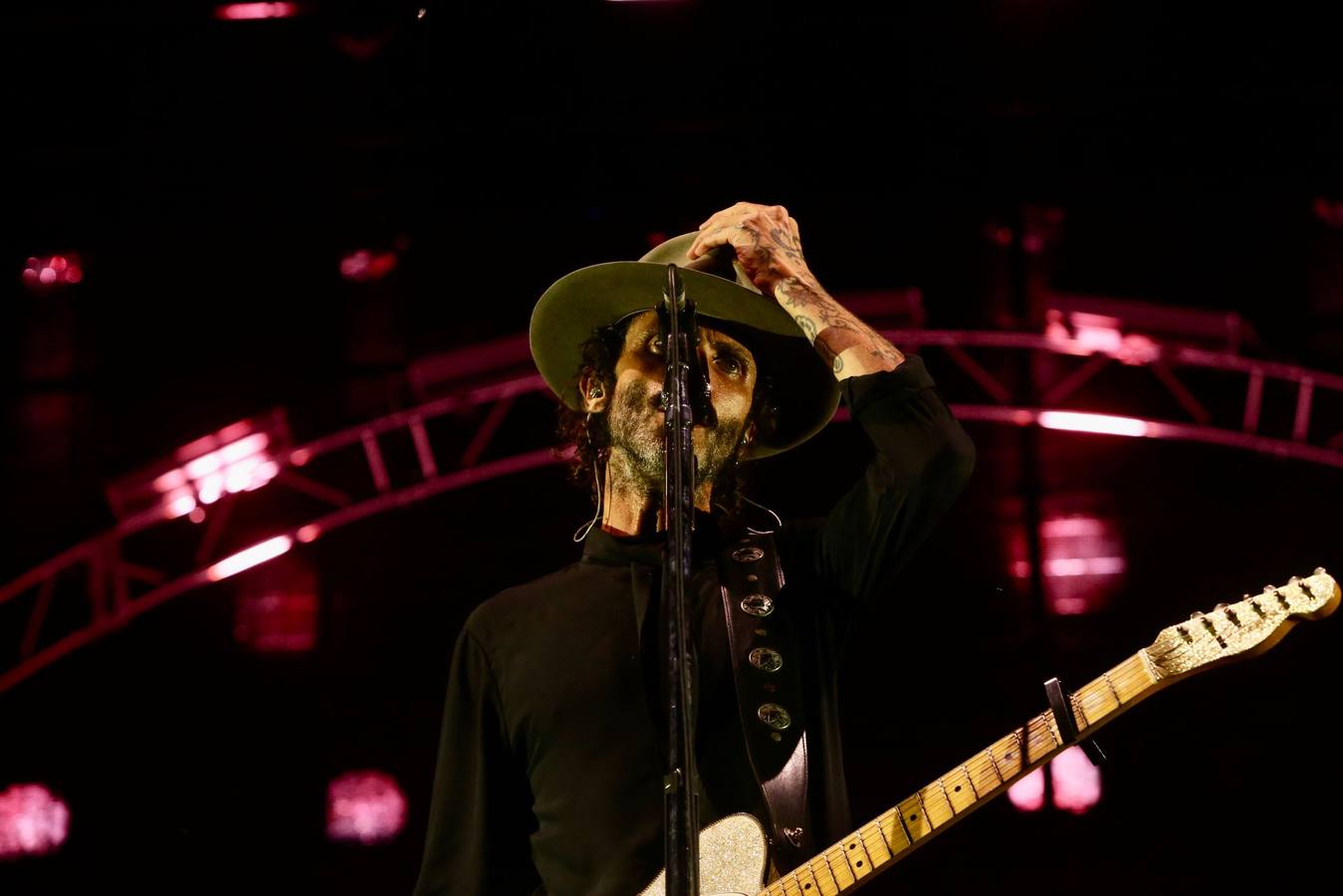 Un momento del concierto de Leiva este sábado en la plaza de España de Sevilla