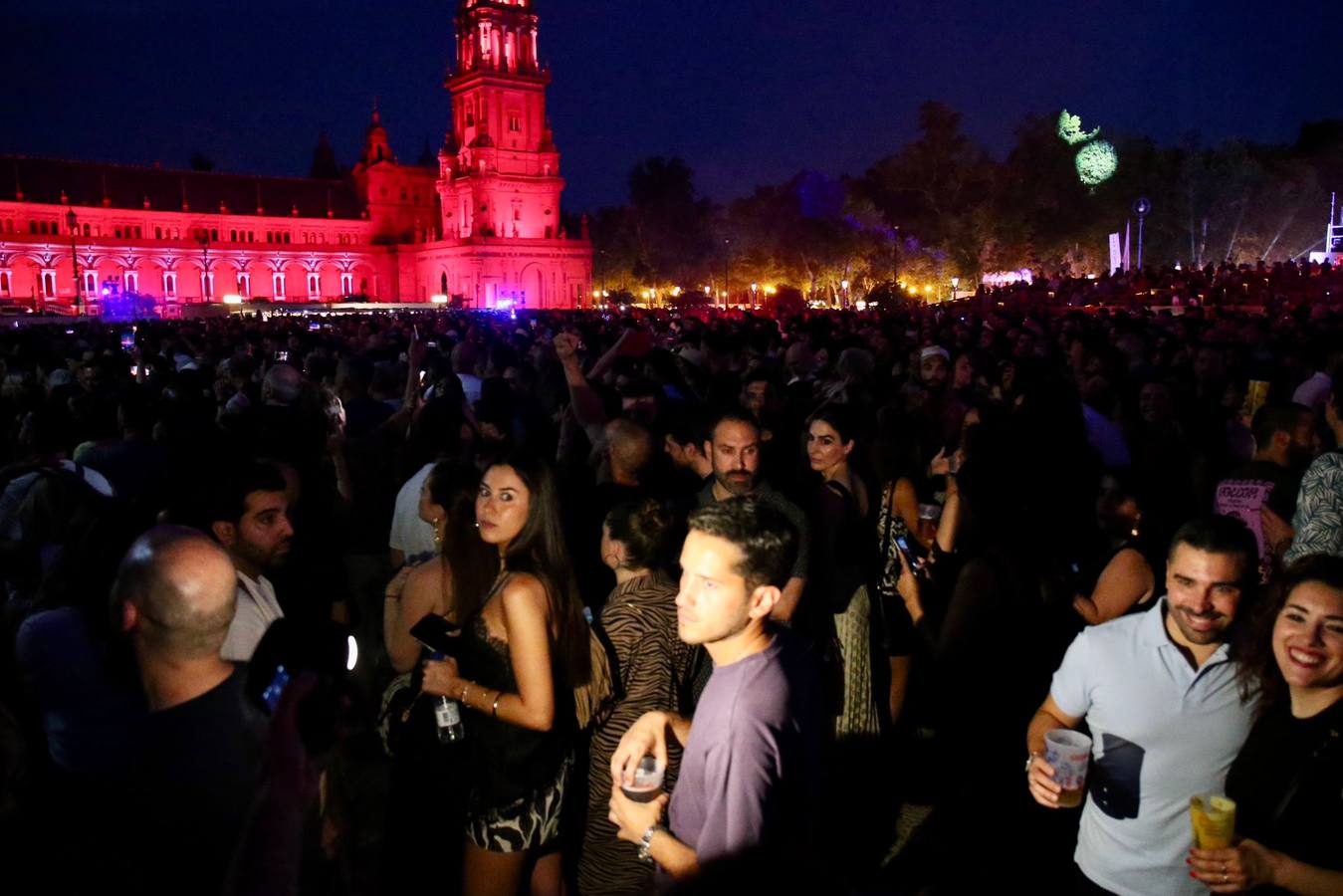 Un momento del concierto de Leiva este sábado en la plaza de España de Sevilla