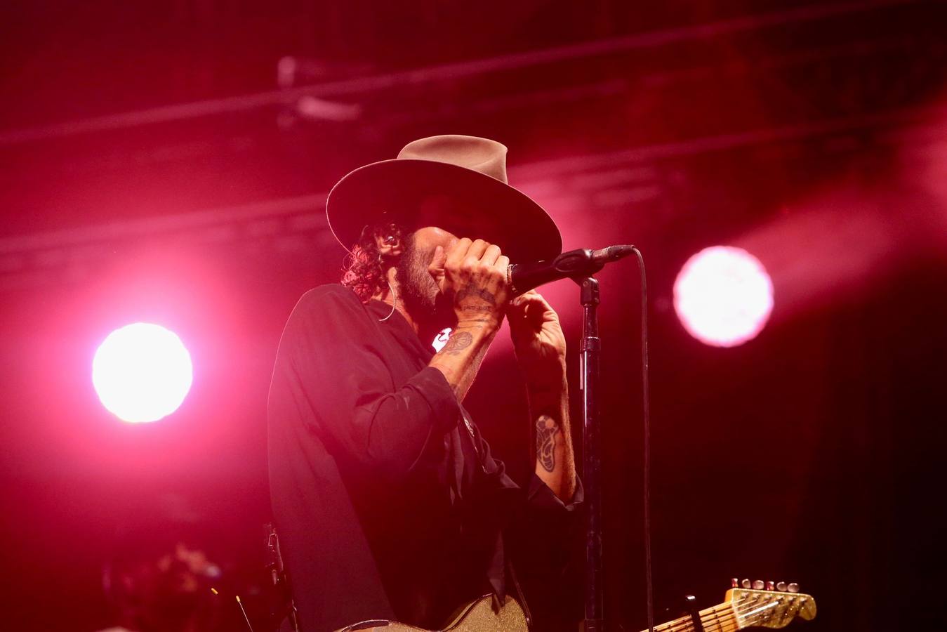 Un momento del concierto de Leiva este sábado en la plaza de España de Sevilla