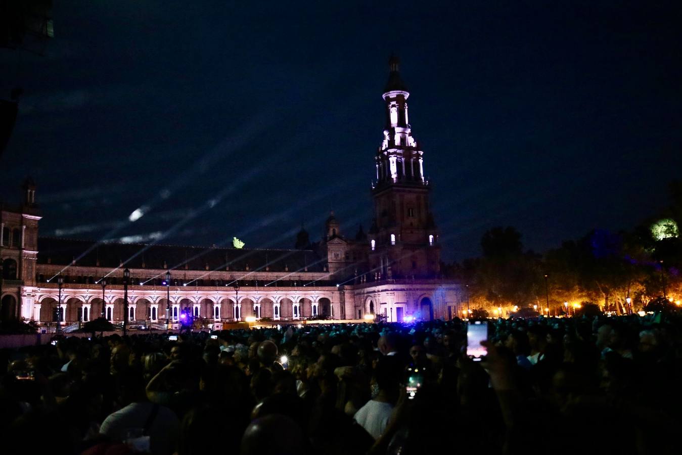 Un momento del concierto de Leiva este sábado en la plaza de España de Sevilla
