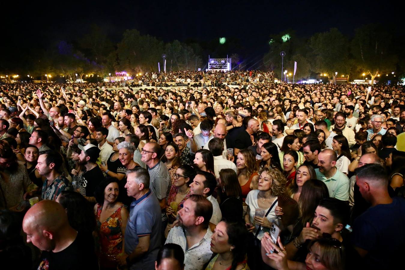 Un momento del concierto de Leiva este sábado en la plaza de España de Sevilla