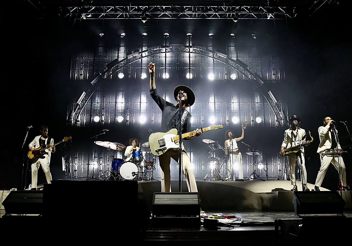 Un momento del concierto de Leiva este sábado en la plaza de España de Sevilla