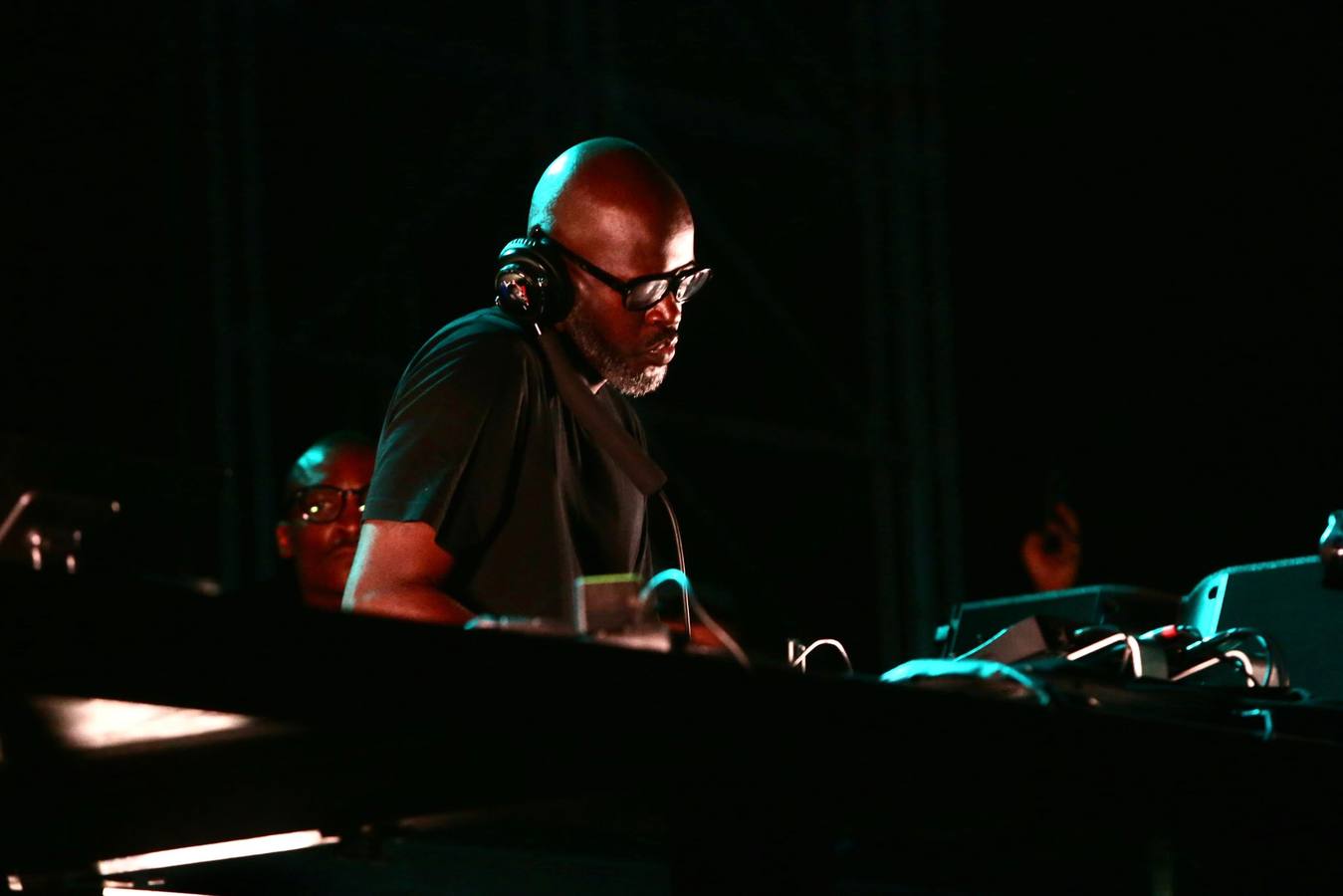 La música electrónica llenó la Plaza de España de Sevilla este domingo