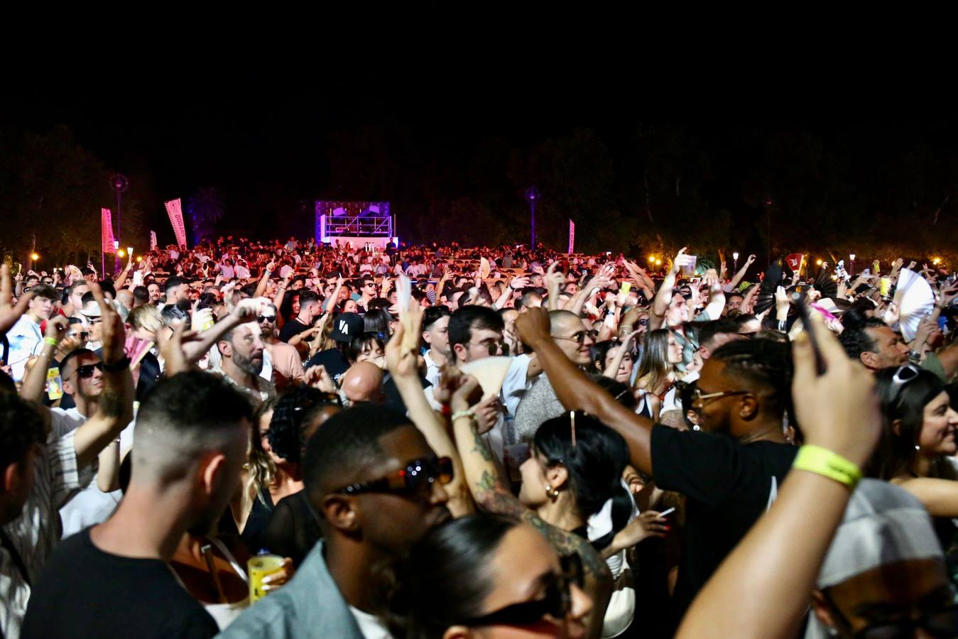 La música electrónica llenó la Plaza de España de Sevilla este domingo