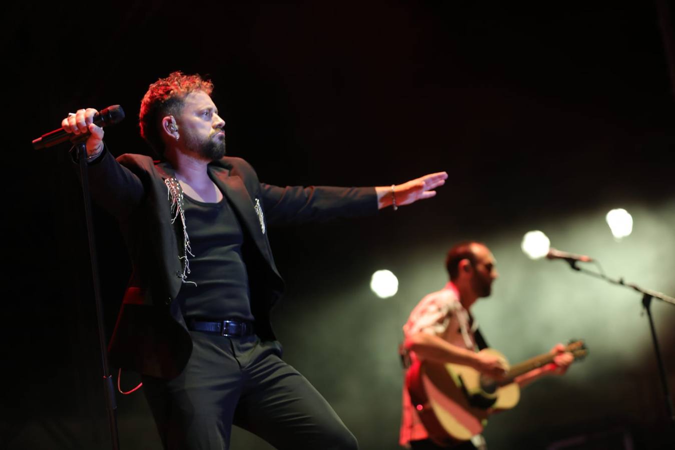 Las míticas canciones de Los Caños fueron coreadas por toda la Plaza de España 