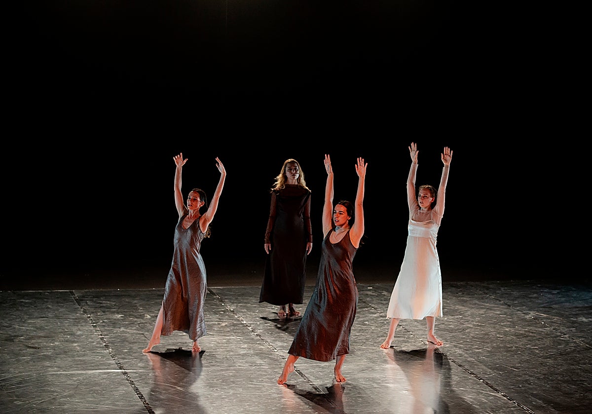 Cuatro mujeres y un hombre en escena en esta nueva obra de la coreógrafa y bailarina sevillana, Lucía Vázquez