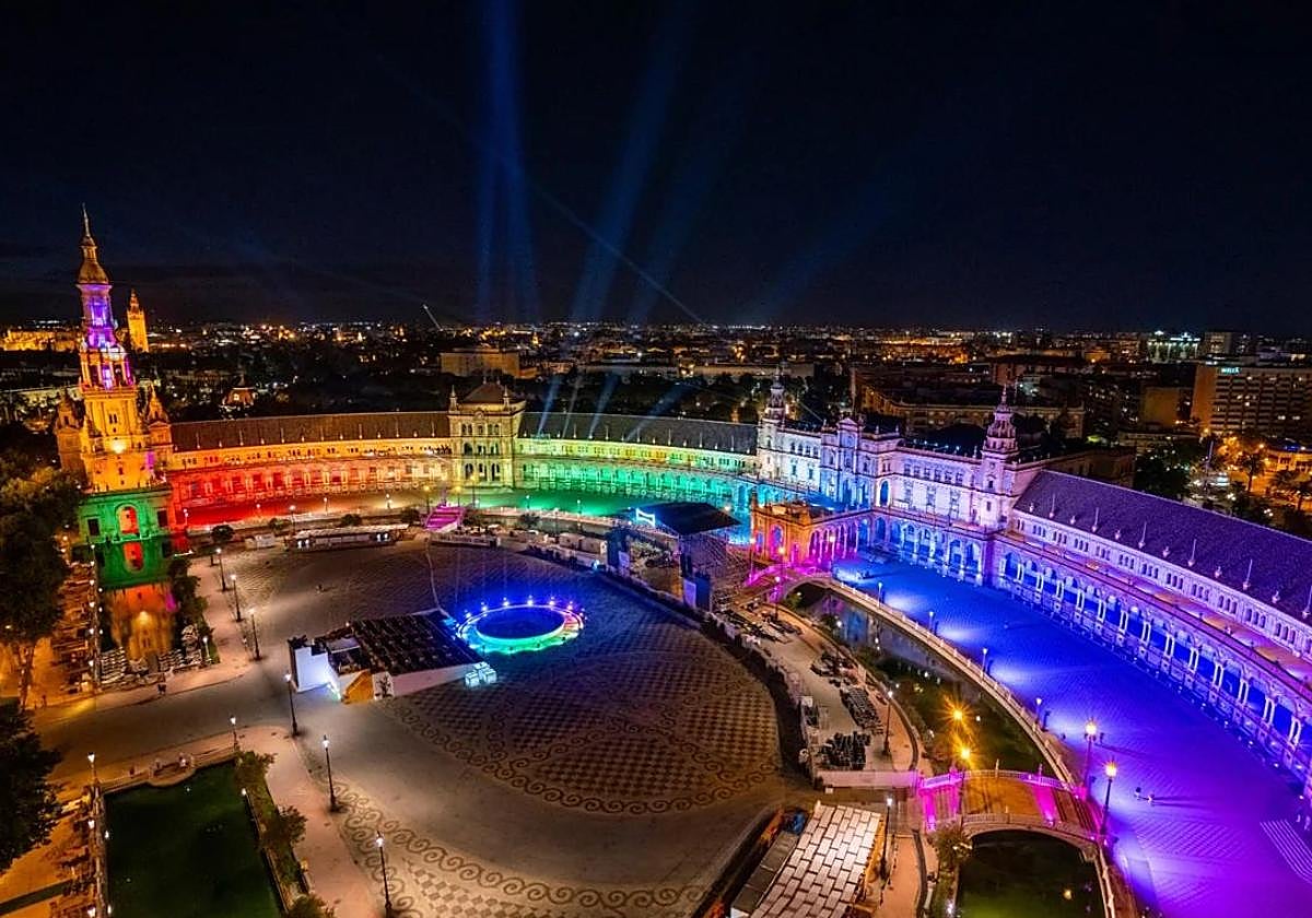 Plaza España iluminada con los colores de la bandera LGTBIQ+