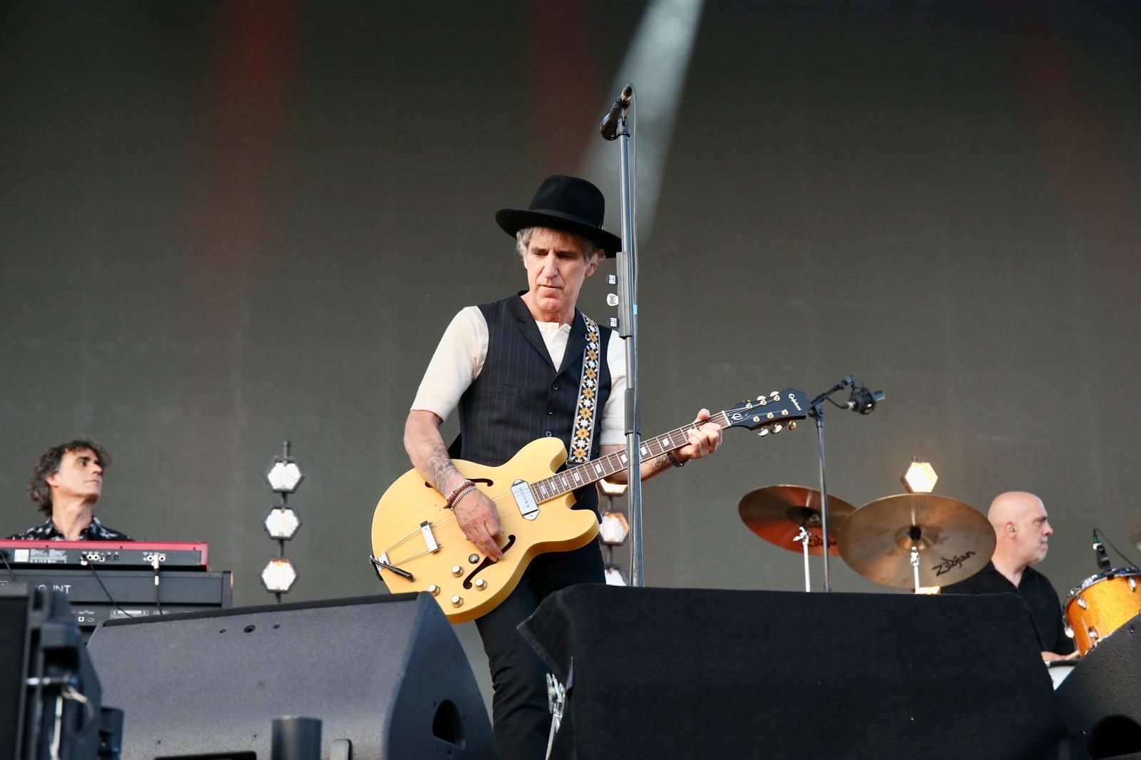 Duncan Dhu con Mikel Erentxun al frente en el concierto de Icónica