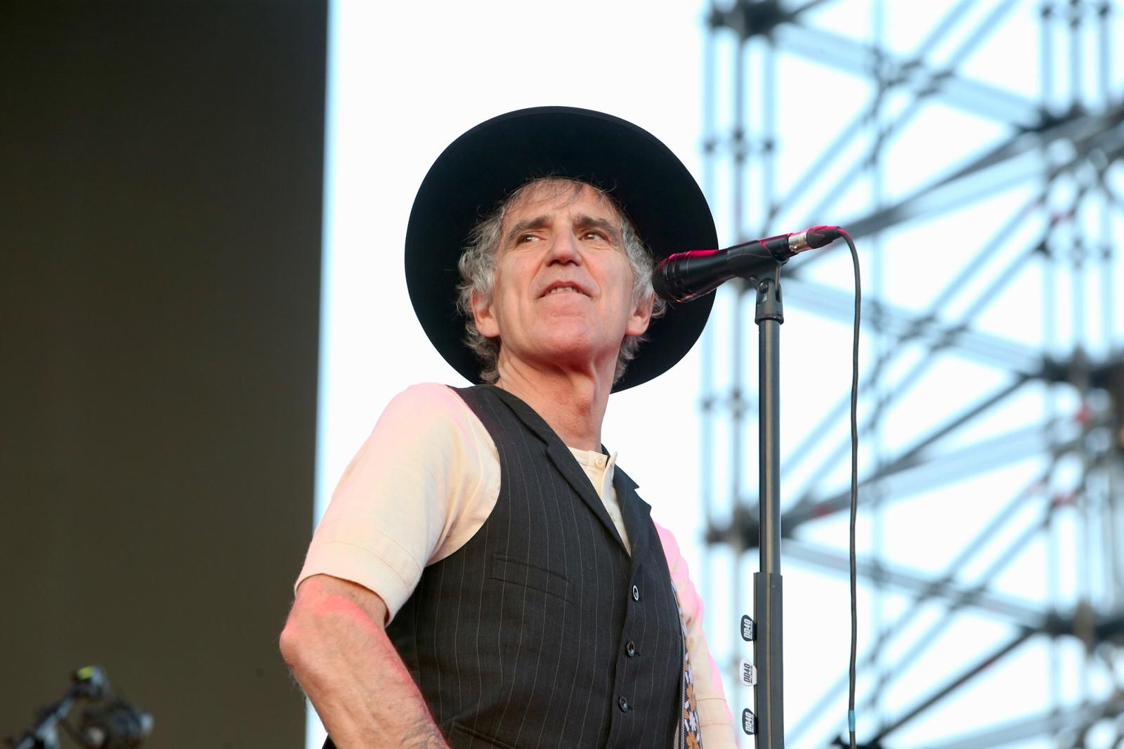 Duncan Dhu con Mikel Erentxun al frente en el concierto de Icónica