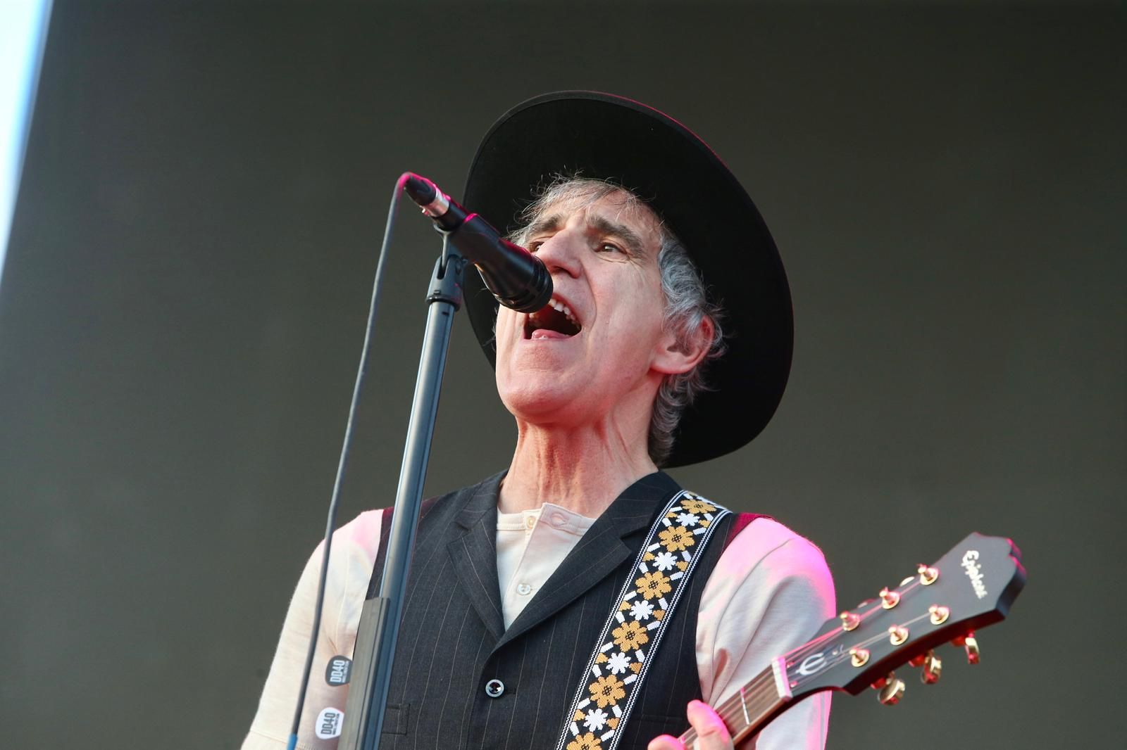 Duncan Dhu con Mikel Erentxun al frente en el concierto de Icónica