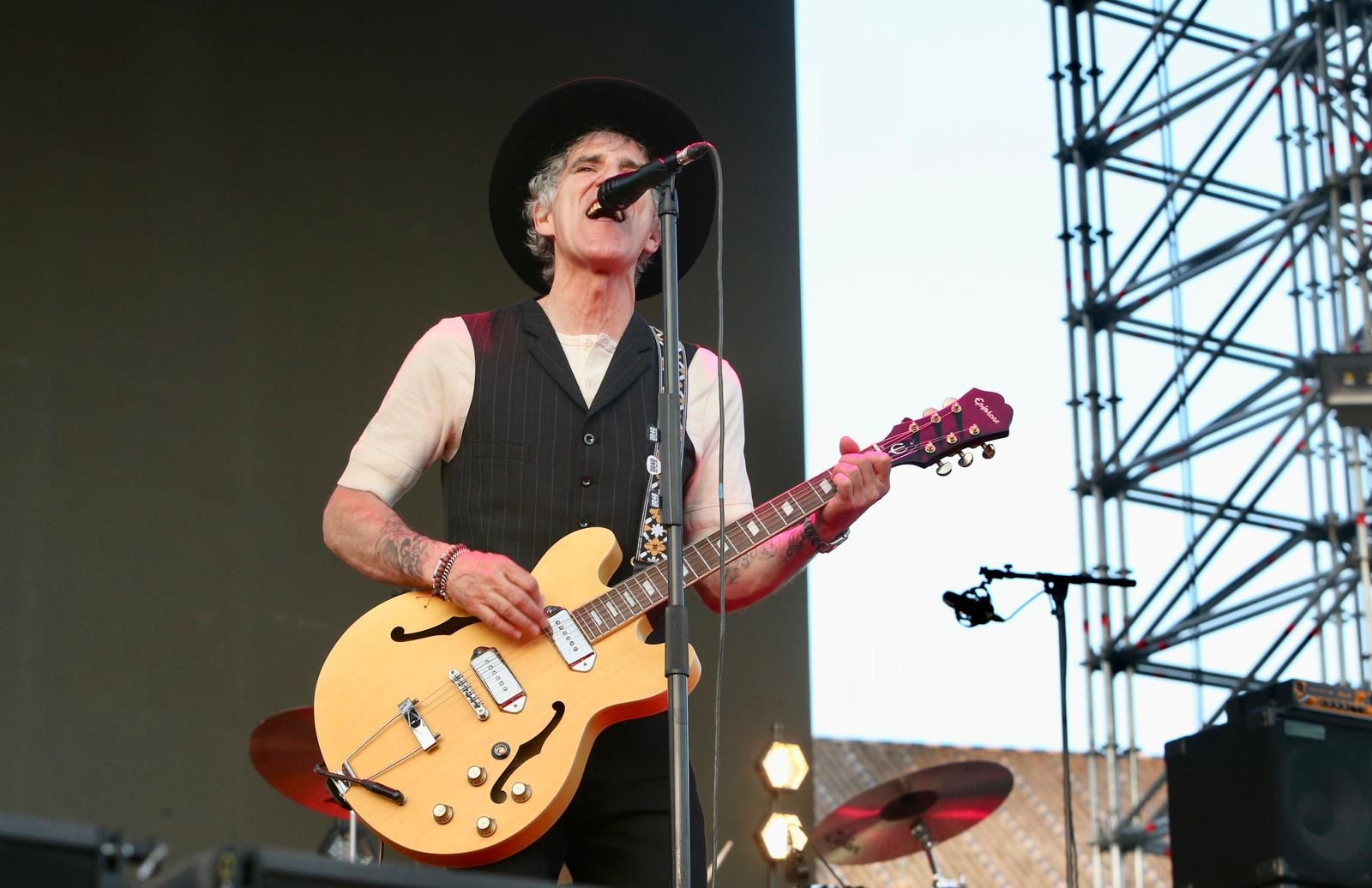 Duncan Dhu con Mikel Erentxun al frente en el concierto de Icónica