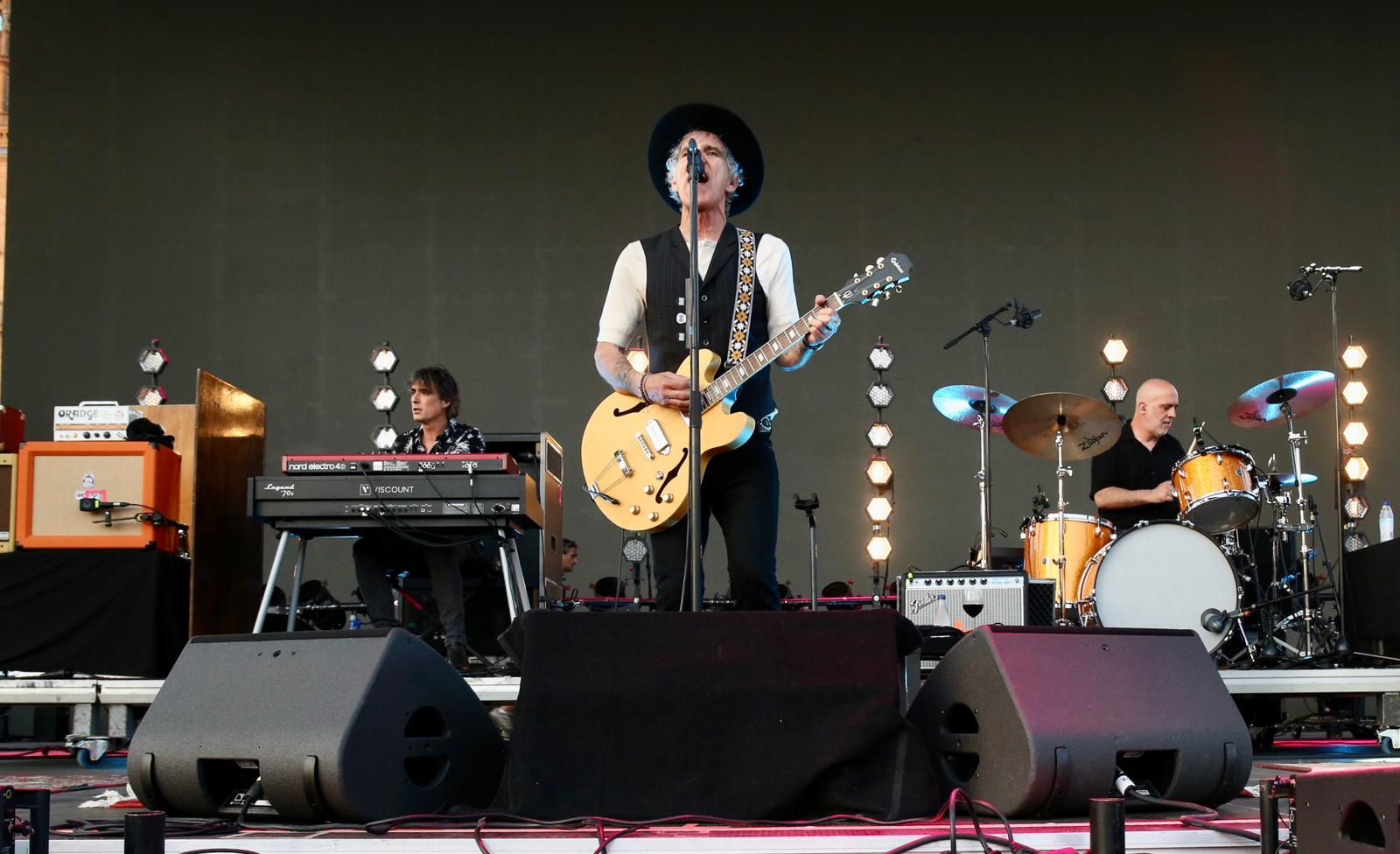 Duncan Dhu con Mikel Erentxun al frente en el concierto de Icónica