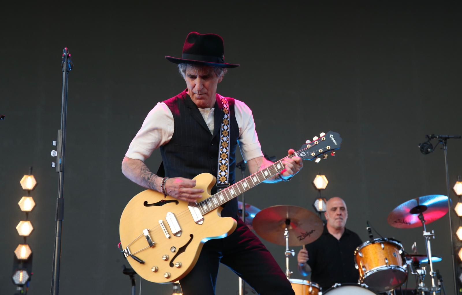 Duncan Dhu con Mikel Erentxun al frente en el concierto de Icónica