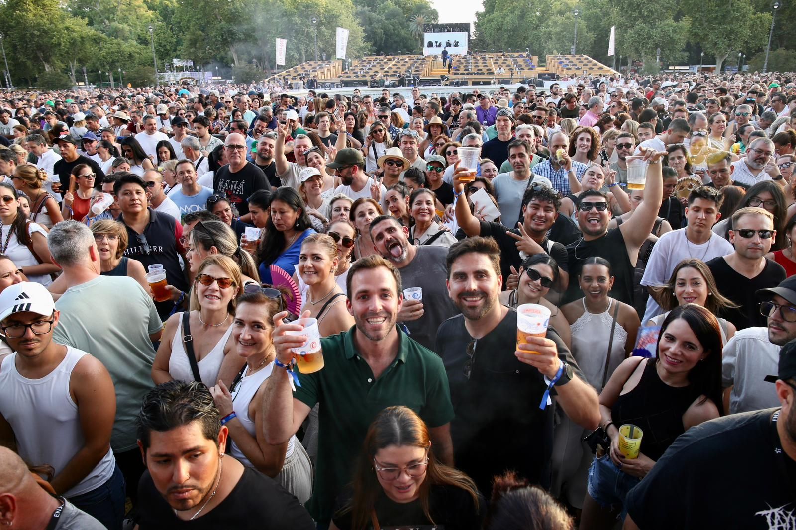 Duncan Dhu con Mikel Erentxun al frente en el concierto de Icónica