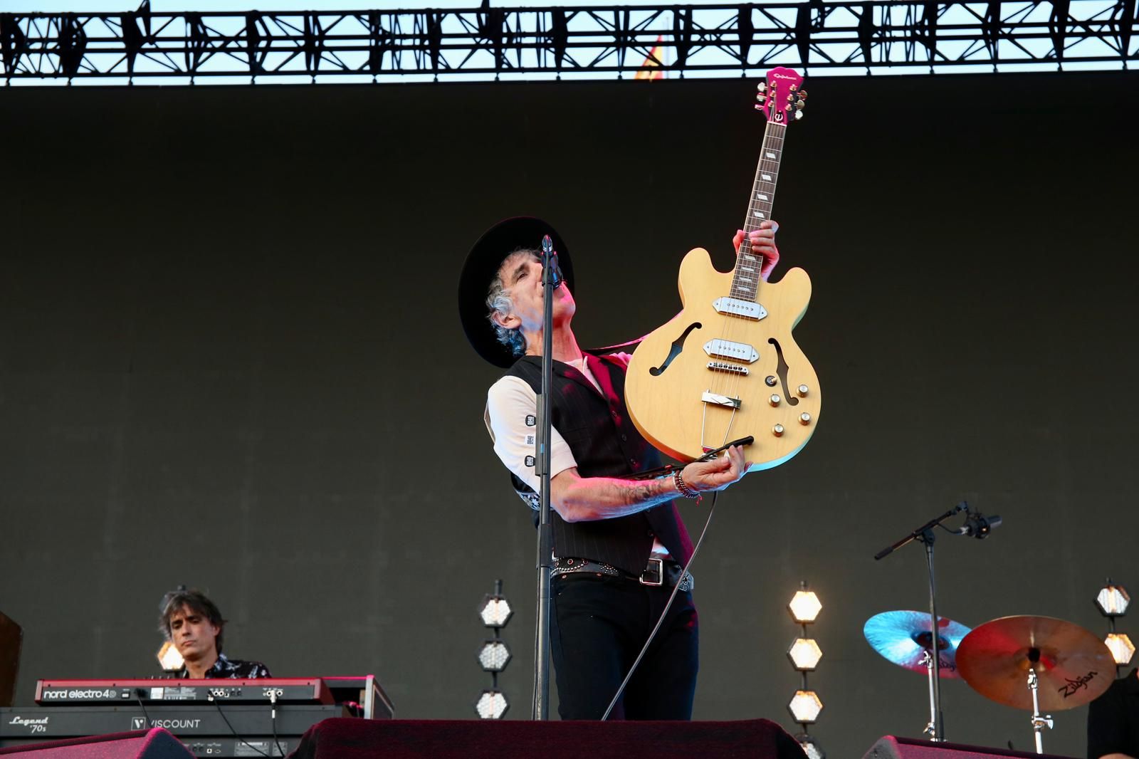 Duncan Dhu con Mikel Erentxun al frente en el concierto de Icónica