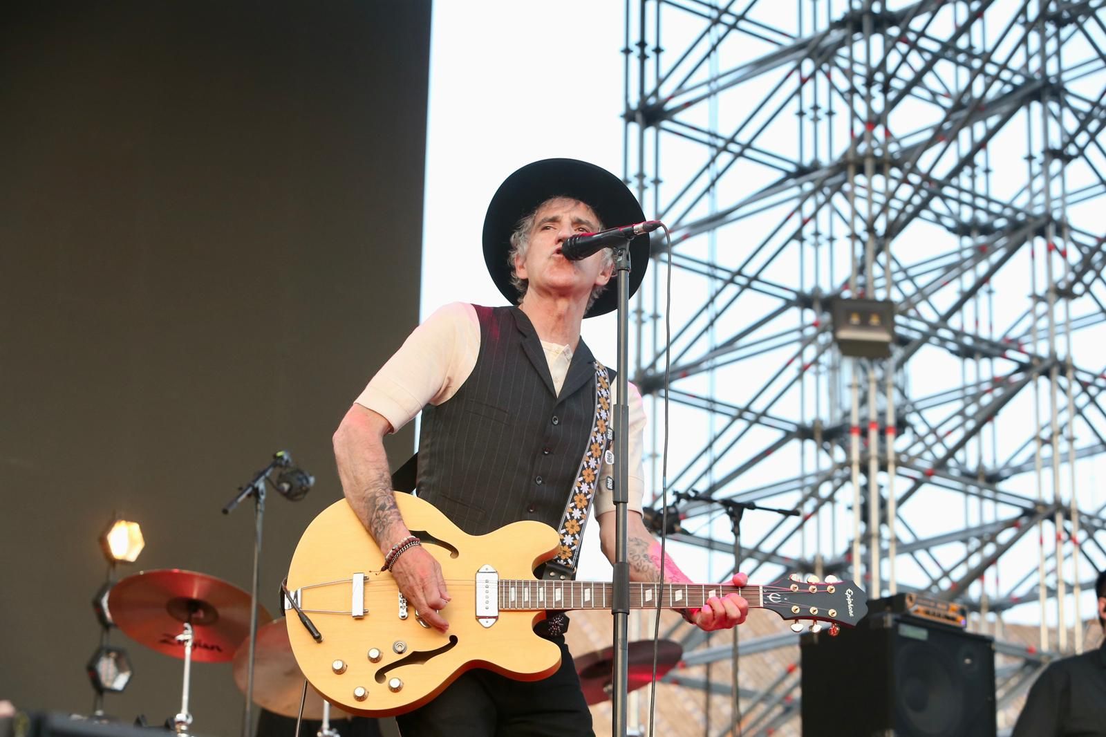 Duncan Dhu con Mikel Erentxun al frente en el concierto de Icónica