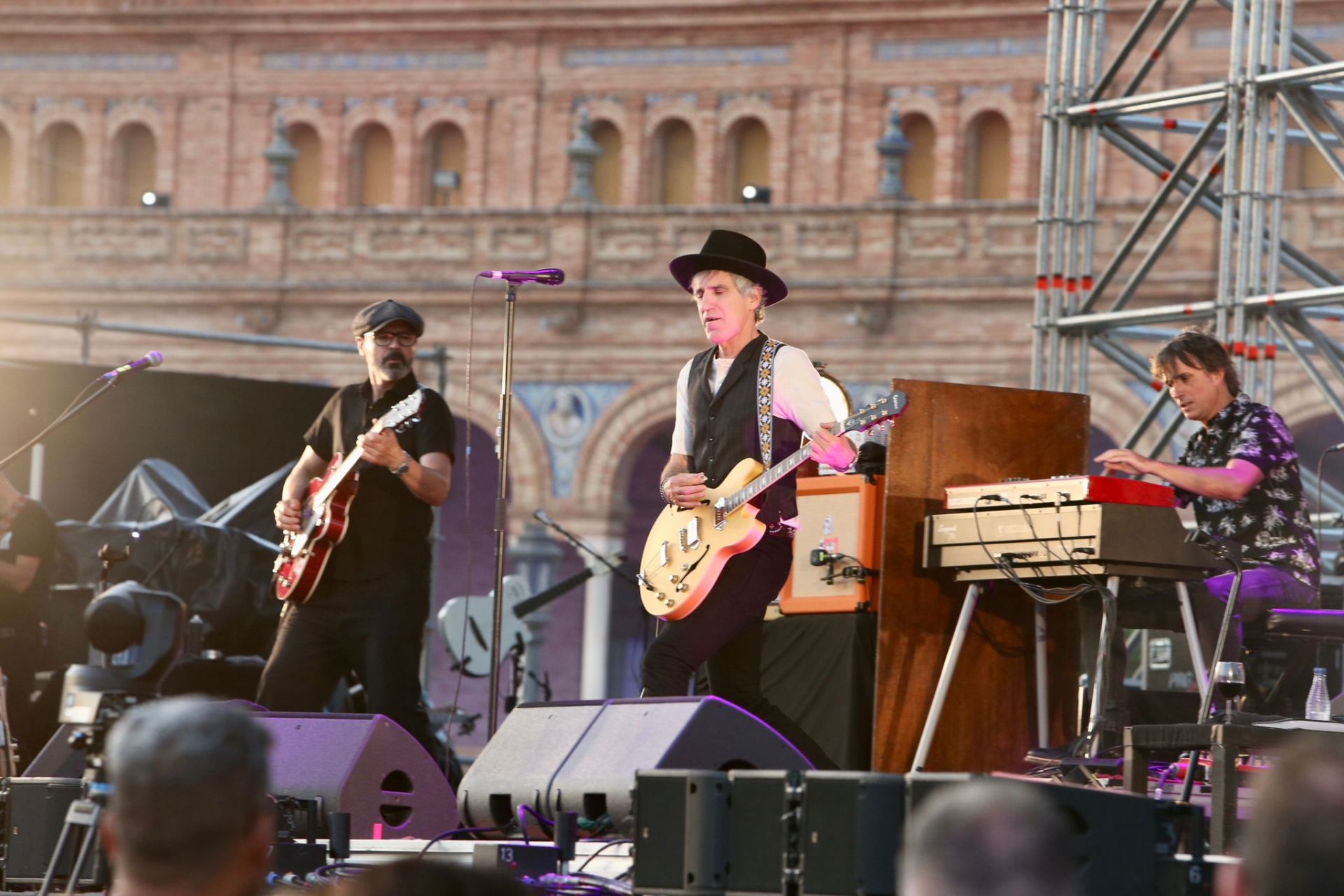 Duncan Dhu con Mikel Erentxun al frente en el concierto de Icónica