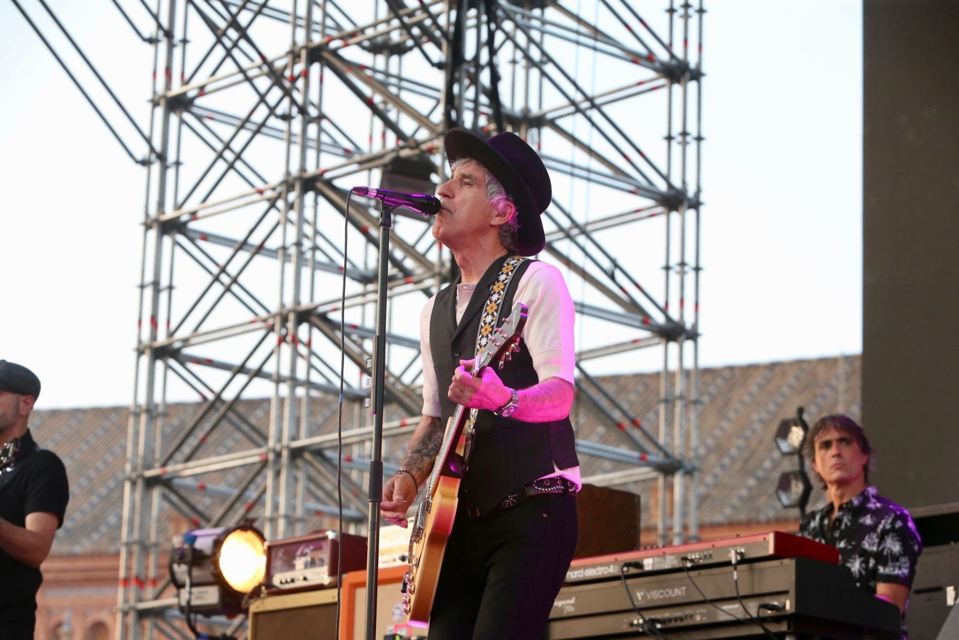 Duncan Dhu con Mikel Erentxun al frente en el concierto de Icónica