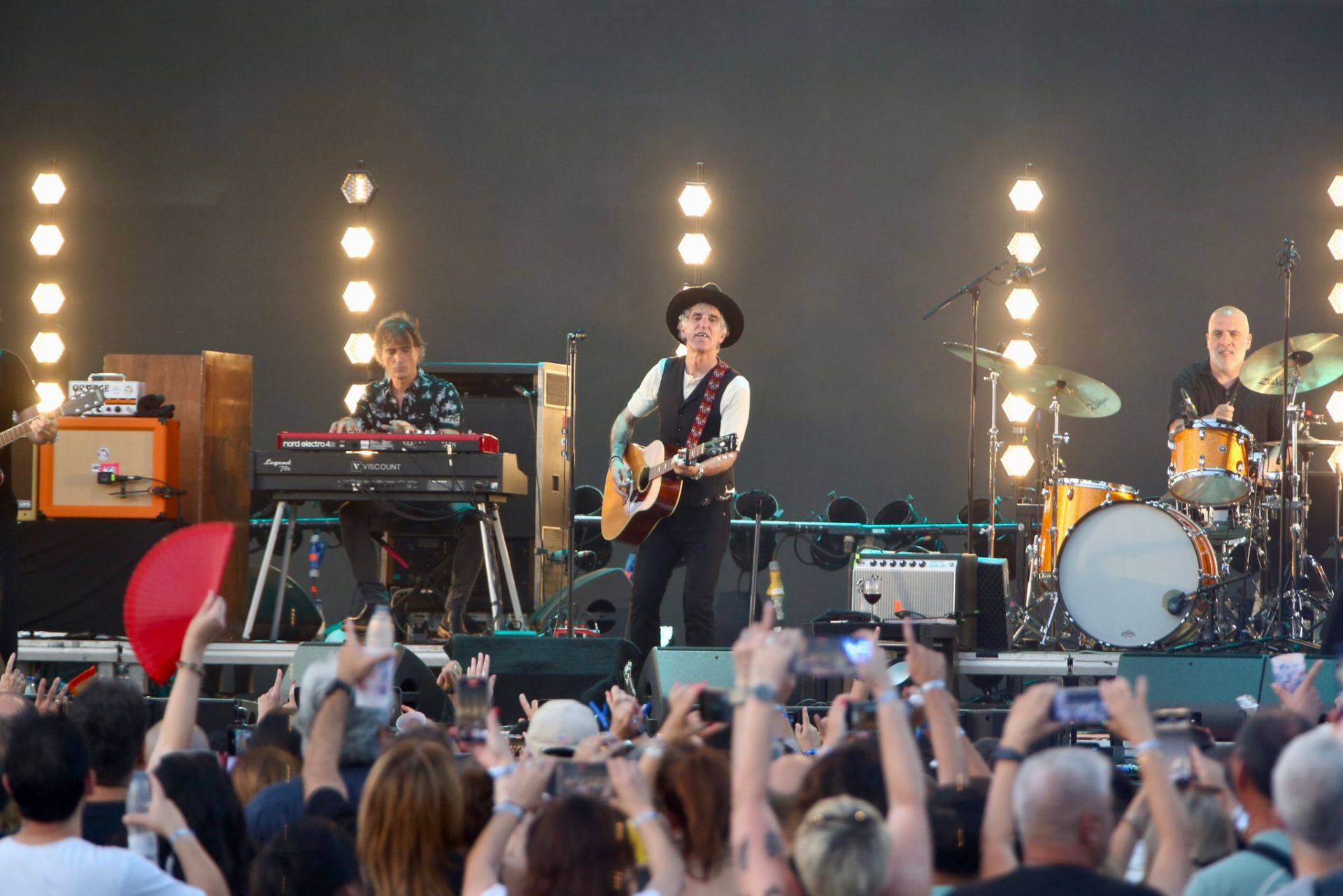 Duncan Dhu con Mikel Erentxun al frente en el concierto de Icónica