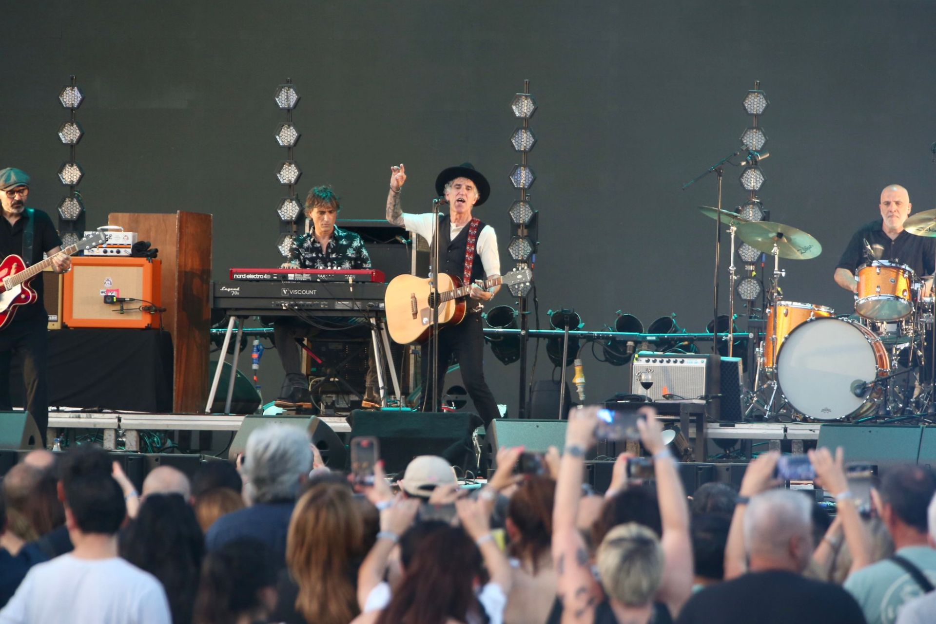 Duncan Dhu con Mikel Erentxun al frente en el concierto de Icónica
